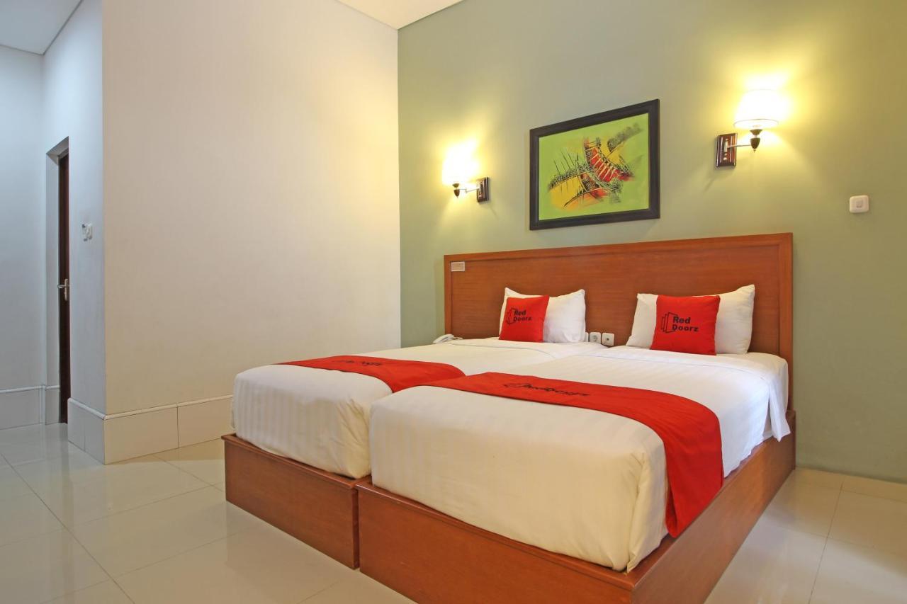 Reddoorz Premium Near Sleman City Hall Yogyakarta Exterior photo