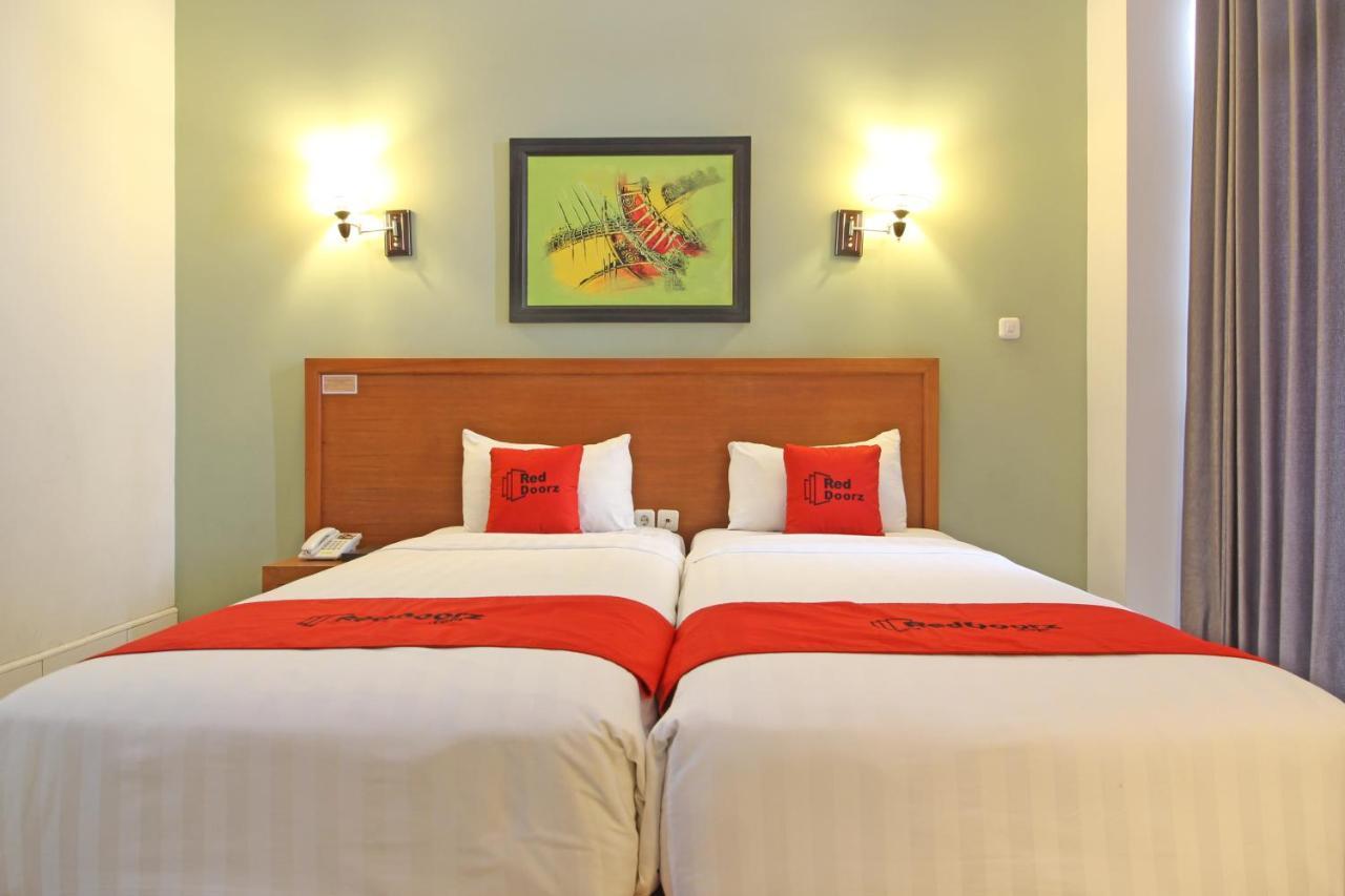 Reddoorz Premium Near Sleman City Hall Yogyakarta Exterior photo